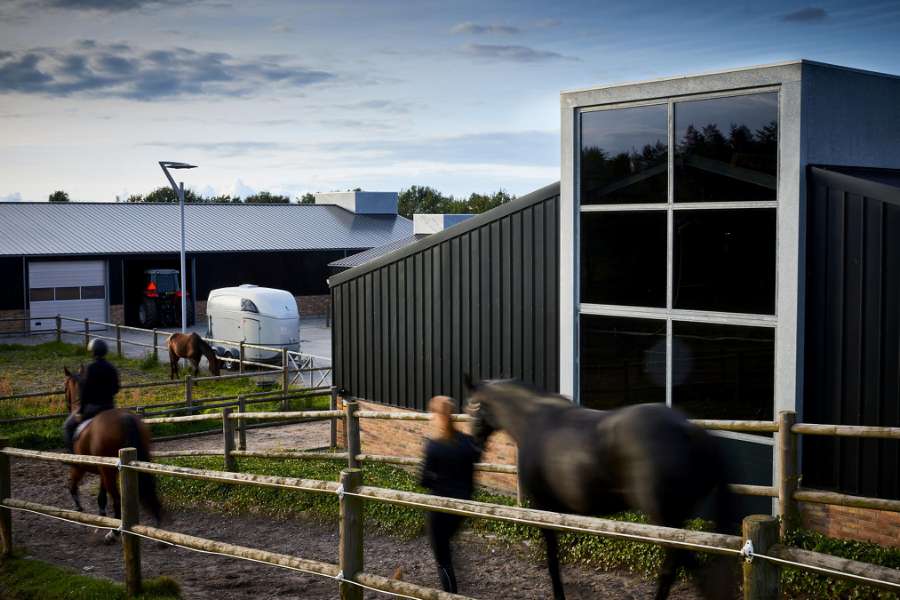 Nyt tag og facade til villa og ridecenter